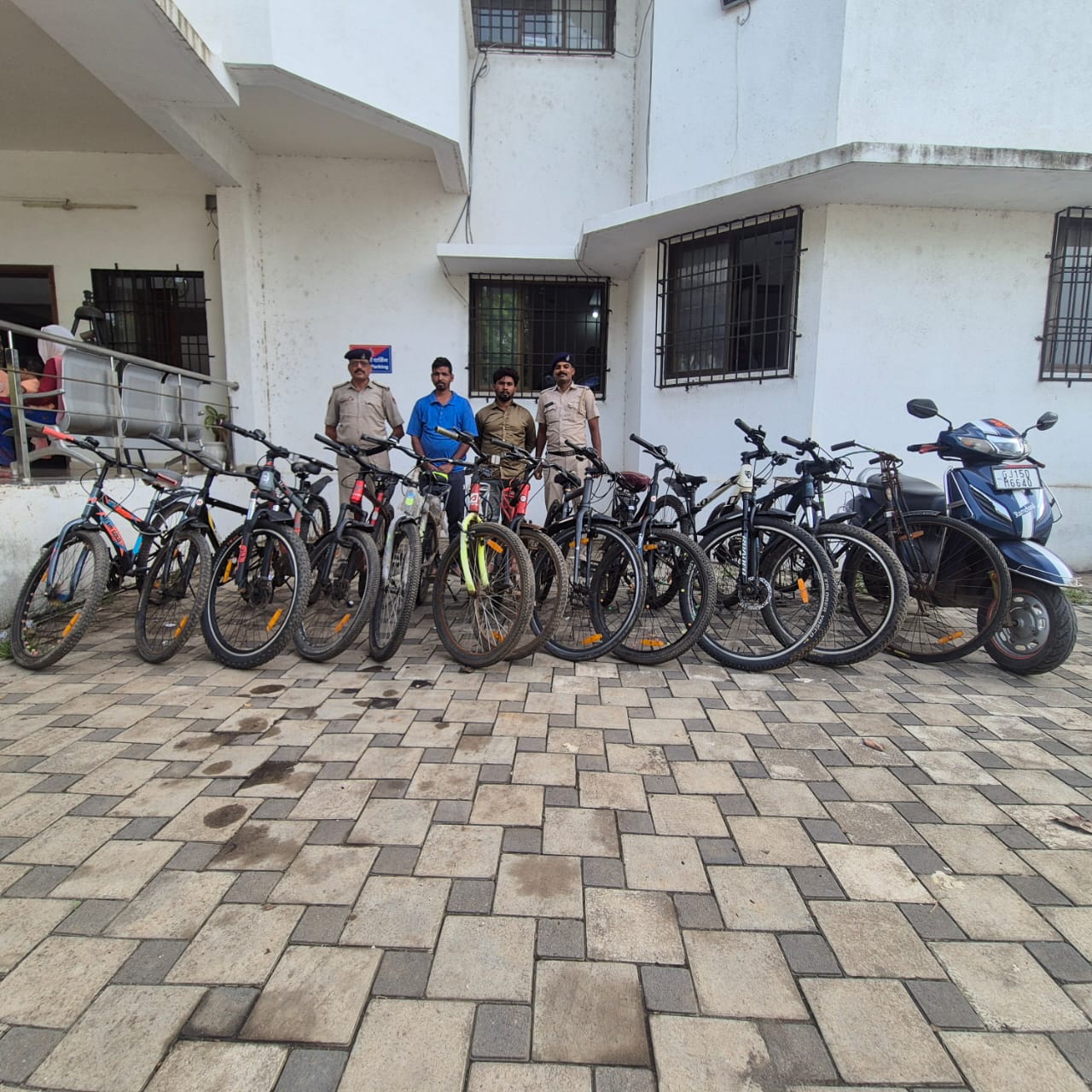 दमन पुलिस ने साइकिल चोरी करने वाले दो व्यक्तियों कोकिया गिरफ्तार, 12 चोरी की साइकिलें बरामद