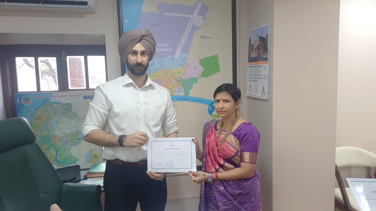 प्रशासनिक अधिकारी संग्राम सिंह ने दमण नगरपालिका के निर्विरोध चुने काउंसिलरों को दिए सर्टीफिकेट
